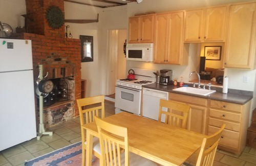 Manayunk House | Cozy 2BR trinity home in Manayunk near Main street & TRAIN with central AC