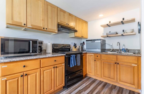 South Park House | Cozy 2BR, WFH Desk + Yard, Flexible Monthly Stays
