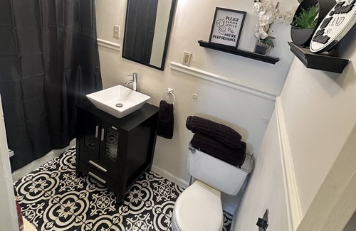 Middleburg Apartment | Cozy 2nd floor brick apartment. Walking distance -Charles Park, pond & dog park