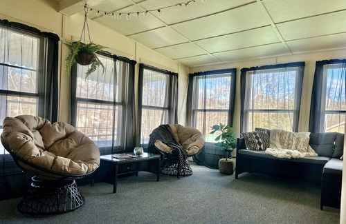 Middleburg Apartment | Cozy 2nd floor brick apartment. Walking distance -Charles Park, pond & dog park