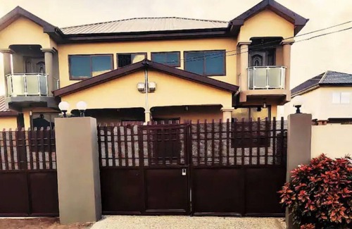 Adenta House | Cozy 3 BDR HSE/w King & Queen-beds Wi-fi & Netflix