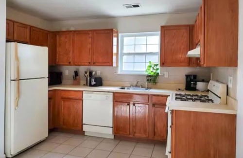 Iselin Apartment | Cozy 3 bed 2 full bath first floor apartment washer dryer 10 minutes to station