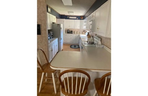 Russell House | Cozy 3-bedroom 2 bathroom house