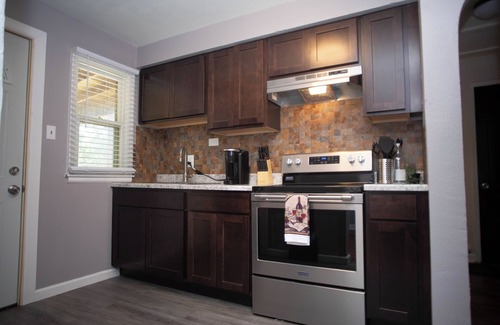 Berkeley House | Cozy 3-bedroom bungalow with WiFi, AC in welcoming St. Louis county