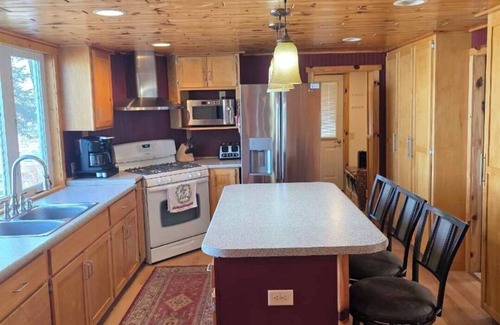 Perham Cabin | Cozy 3-bedroom cabin in wonderful Perham with WiFi, AC and great fishing!
