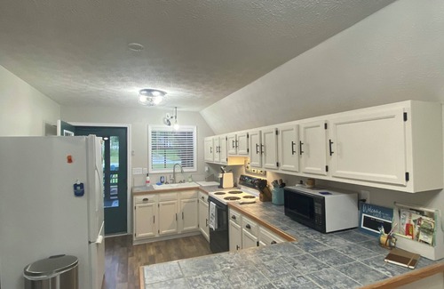 Farmers Cabin | Cozy 3-bedroom cabin with all the amenities two miles from Cave Run Lake.