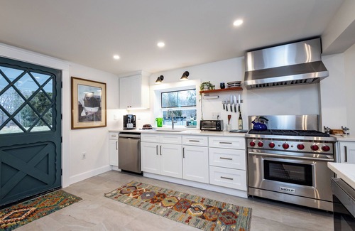 South Dartmouth House | Cozy 3-Bedroom Cape near Beach and Padanaram