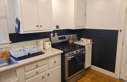 Alton House | Cozy 3-bedroom cottage style house in charming Alton, Illinois