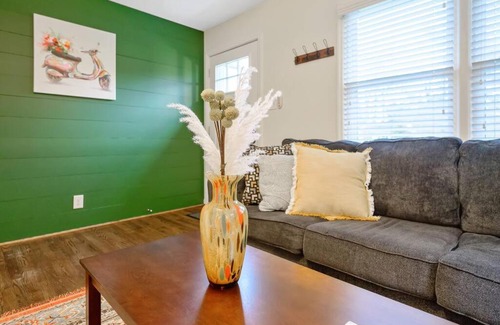 East Raleigh House | Cozy 3 Bedroom Cottage with Huge Fenced-In Yard