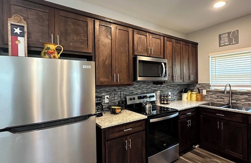 Log Cabin House | Cozy 3-bedroom house with AC and WiFi in awesome Log Cabin