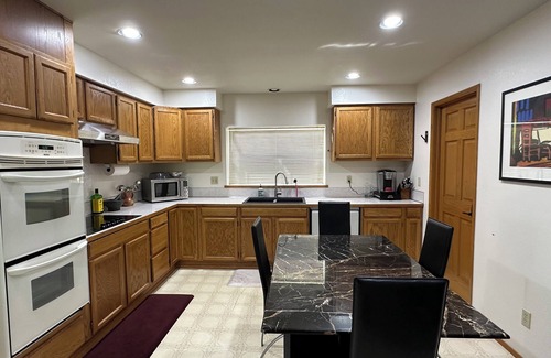 Enumclaw Ski Chalet | Cozy 3-bedroom lakeside chalet near Enumclaw