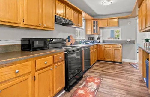Taylor House | Cozy 3 Bedroom Near DTW And Downtown Detroit