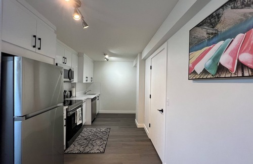 Calgary House | Cozy 3 beds Suite Near Calgary Airport, Quiet, Clean & Convenient Sleeps 7