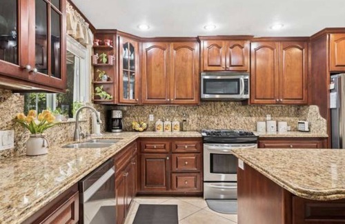 Ontario House | Cozy 3B2B Romantic 85"TV Close to Ontario Airport