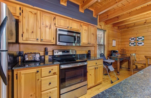 White Oak Lodge Cabin | Cozy 3BD Cabin w/Hot Tub + Pool Access! Near TOWN