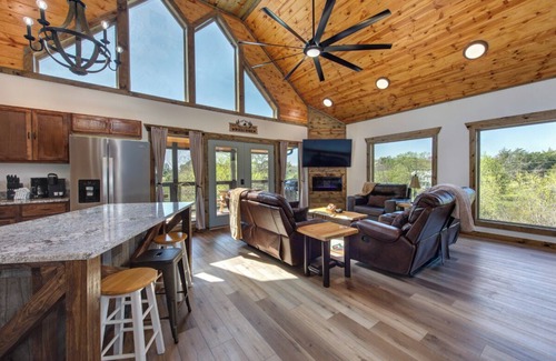 Sevierville Cabin | Cozy 3BD Near LAKE! HOT TUB + Pool Access + Games*