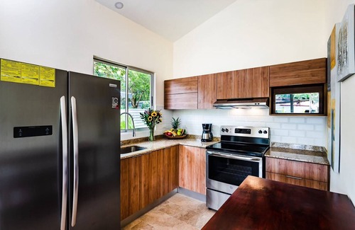 Paraiso House | Cozy 3bd private house & pool & walk to beach - Pets welcome!