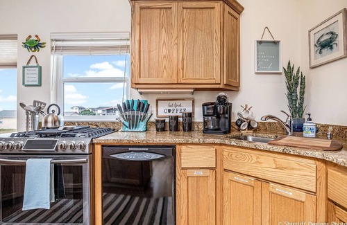 Bandon House | Cozy 3BR Bungalow~1 Block to Beach~Shuffleboard~Ocean & River Views~Bandon Dunes