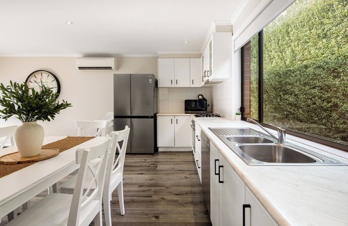 Delahey House | Cozy 3BR Home by Melb Airport, CBD & Watergardens