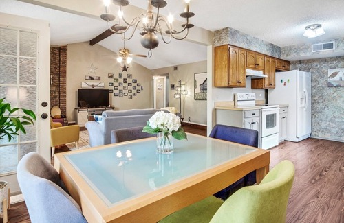 Southwest Arlington House | Cozy 3BR Kid & Dog Friendly Home In Central Location! by RedAwning