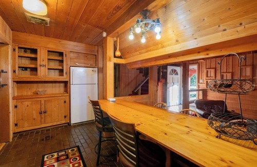 Skippers House | Cozy 3BR Lake House | Firepit, Pier and Pet-Friendly