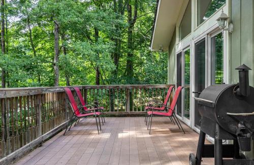 Livingston House | Cozy 3Br Lake Retreat with Backyard & Fire Pit