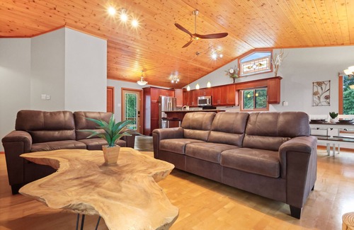 Manitoba Cottage | Cozy 3BR Lakefront Retreat Featuring Sauna, Hot Tub, Kayaks