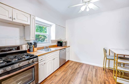 Huntington House | Cozy 3BR Near Huntington's Nightlife & Beach