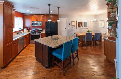 Carlton Hills House | Cozy 4 Bedroom house with Jacuzzi and Pool