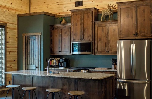 Bowie County Cabin | Cozy 4 bedroom Lodge close to I-30 and local wedding venues