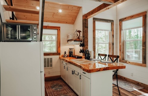 Sanbornton House | Cozy 4 season Treehouse - 30 minute drive to ski!