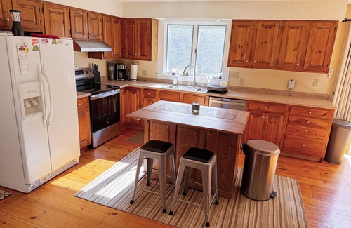 Stratton House | Cozy 4Bdrm Home Conveniently Located Between Stratton and Mount Snow with WiFi!