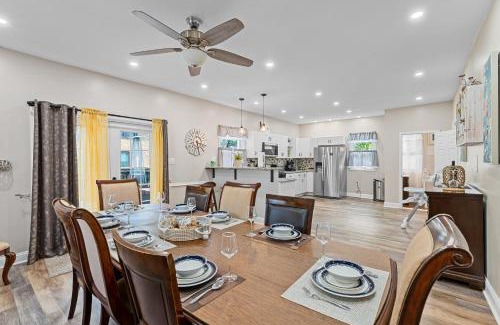 Primos Secane House | Cozy 4BR, 6 beds, 12 guest Home near PHL, Eagles Field, UPENN, Fast Wi-Fi, King Bed, Parking