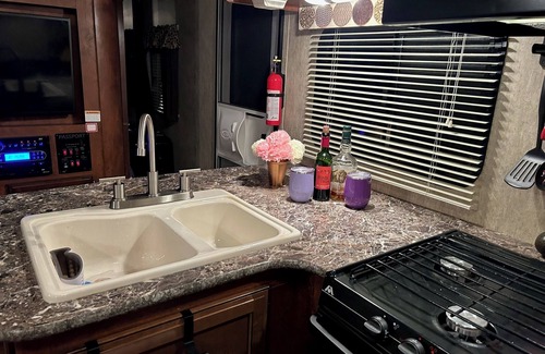 Lexington House | Cozy 5 Bed Glamping Retreat Peachessa Experience @ KHP