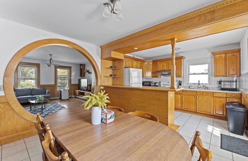Malden House | Cozy 6 bedroom Entire house in Malden with free parking and WIndow AC