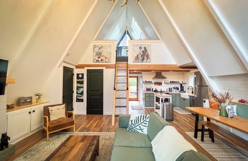 Peter Pan Cabin | Cozy A-Frame in charming Big Bear with Hot Tub