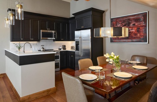 Vail Resort | Cozy Alpine Suite with Gourmet Kitchen, Private Balcony & Fireplace