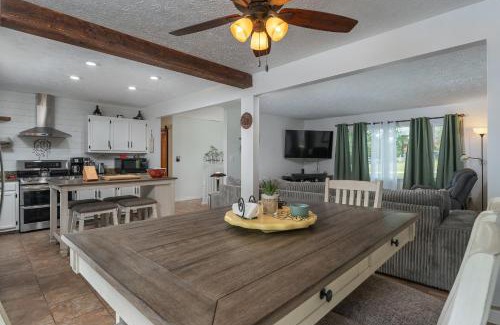 Candler Apartment | Cozy and Bright 3br apartment 15 min to DT Avl