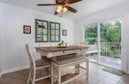 Candler Apartment | Cozy and Bright 3br apartment 15 min to DT Avl