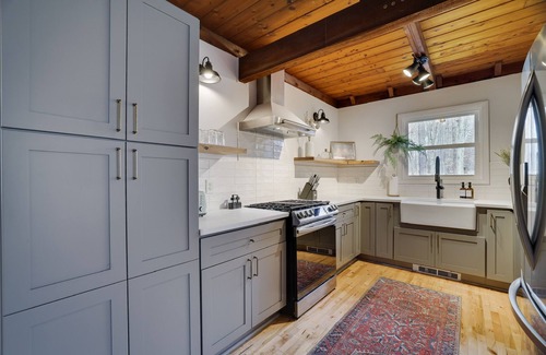 Greentown Cabin | Cozy and Modern Poconos Cabin close to Skytop and Lake Wallenpaupack!