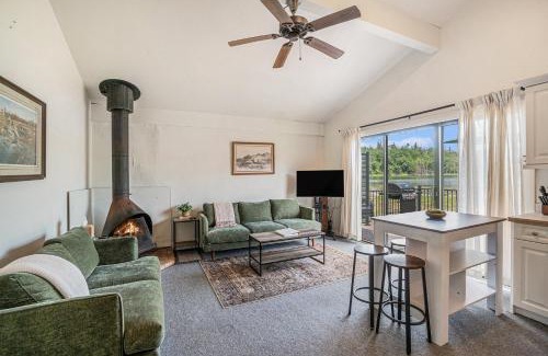 Gaylord House | Cozy and Newly Updated Townhouse on Lake Martin