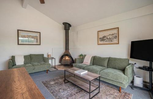 Gaylord House | Cozy and Newly Updated Townhouse on Lake Martin