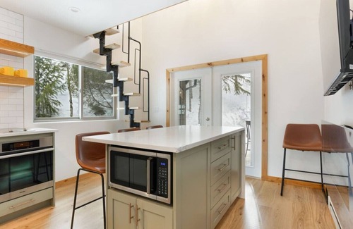 Vail House | Cozy and Quaint - Remodeled Home - Free Bus Route!
