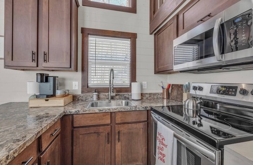 Tracy City Cottage | Cozy and quiet lake & mountain tiny home retreat. Fire pit + pet friendly!