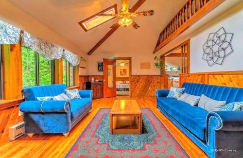 Canadensis House | Cozy and Secluded Cabin with a Fireplace in the Poconos Mountains of Pennsylvania