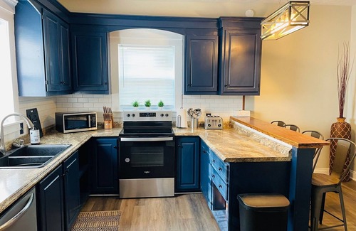 Marion House | Cozy and Spacious 3-bedroom house in Marion with AC, WiFi, close to downtown.