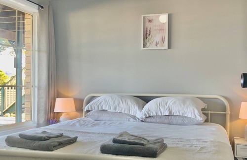 Richmond Apartment | Cozy Apartment 15 min From the Airport and Right Next to Richmond Town