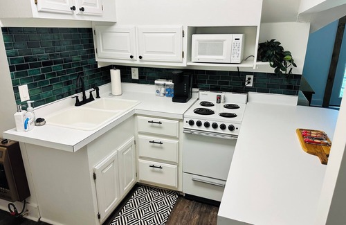 Russellville Apartment | Cozy apartment above a salon. 5 minutes to Mt Nebo