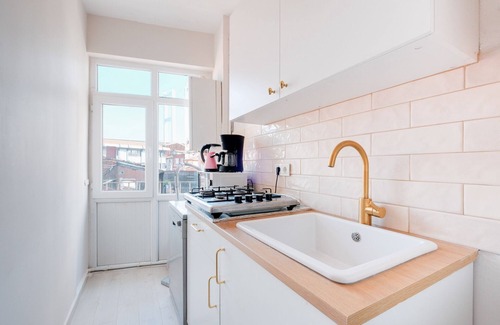 Ortakoy Apartment | Cozy Apartment in Besiktas with Bosphorus View