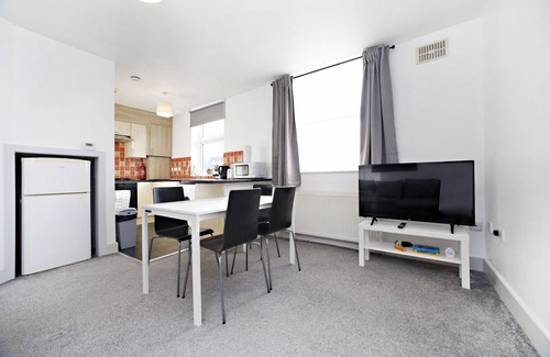 Addison Apartment | Cozy Apartment in Kensington